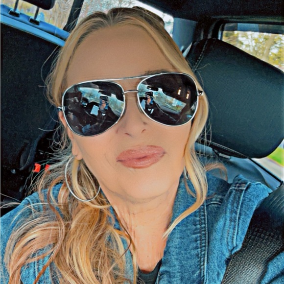 Meet your Posher, Deb - Picture 1 of 1